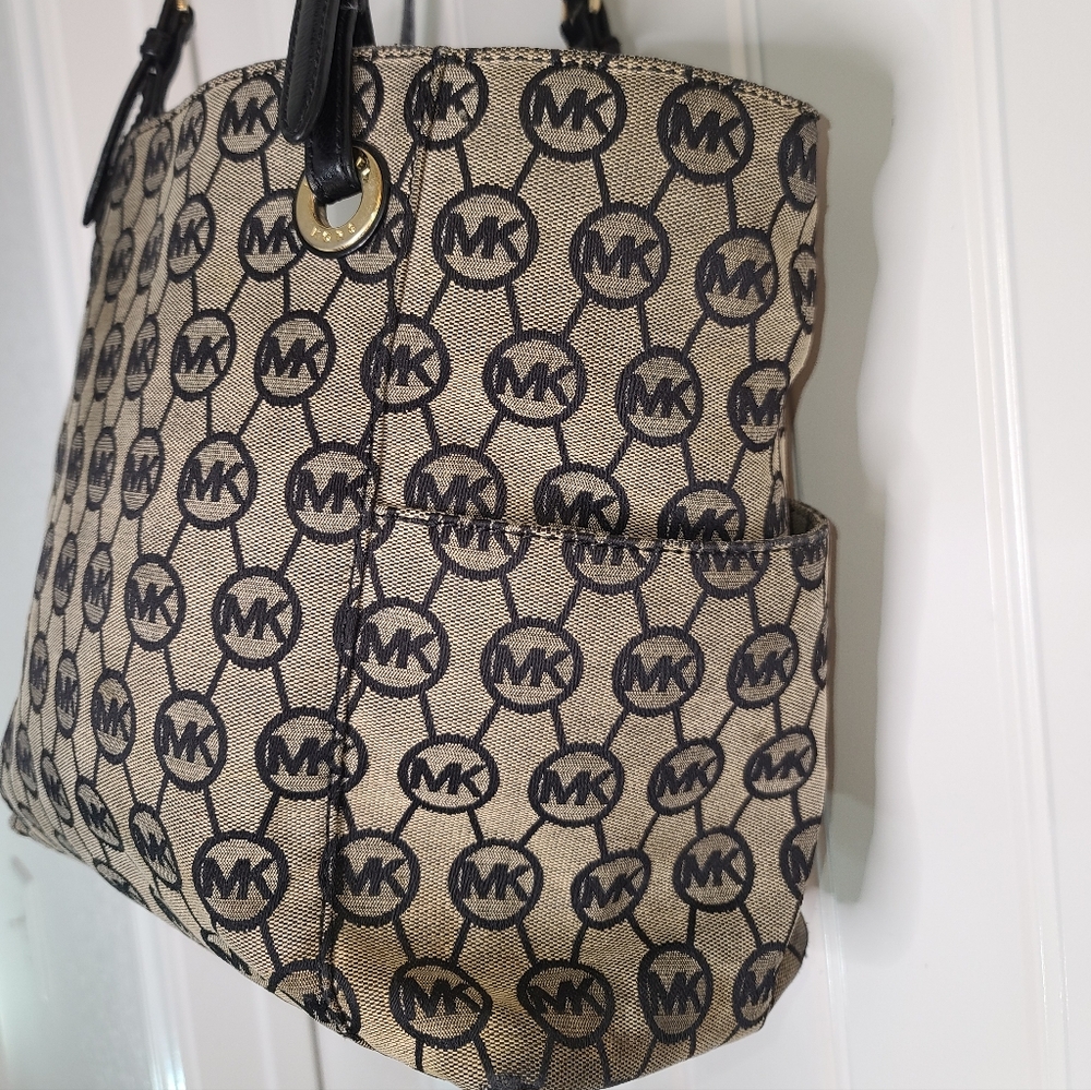 MK MICHAEL KORS  SIGNATURE SHOULDER BAG